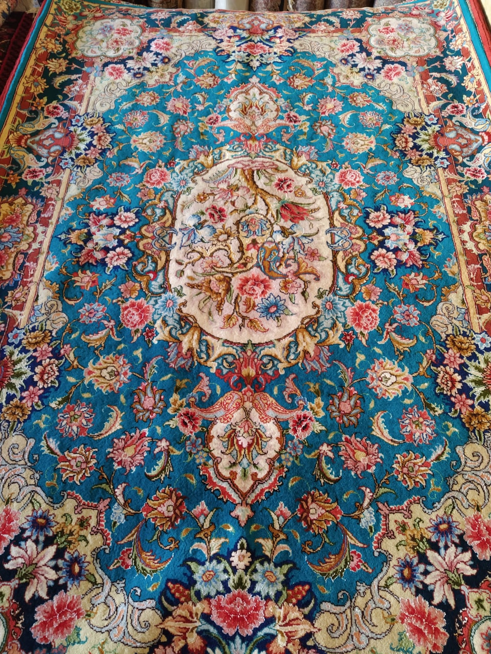 فرش دستبافت 6 متری گل ابریشم سالاری تبریز – خرید از گالری فرش شکوری کارپت