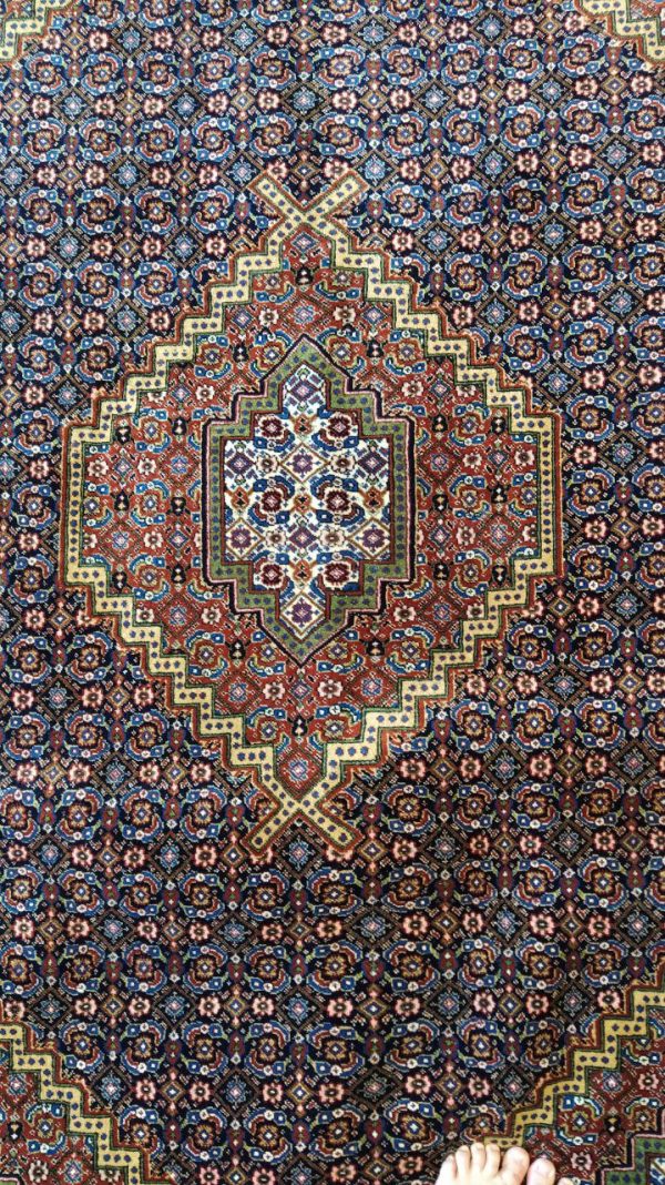 فرش دستبافت 6 متری ریزماهی اردبیل رنگ سرمه ای | گالری فرش شکوری کارپت
